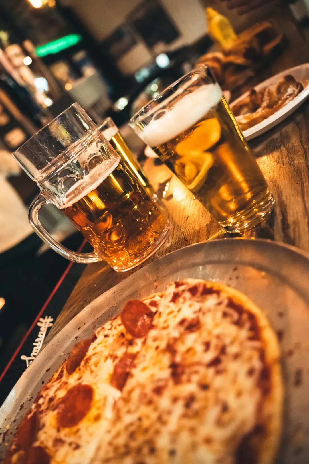 Des amis trinquent avec des bières