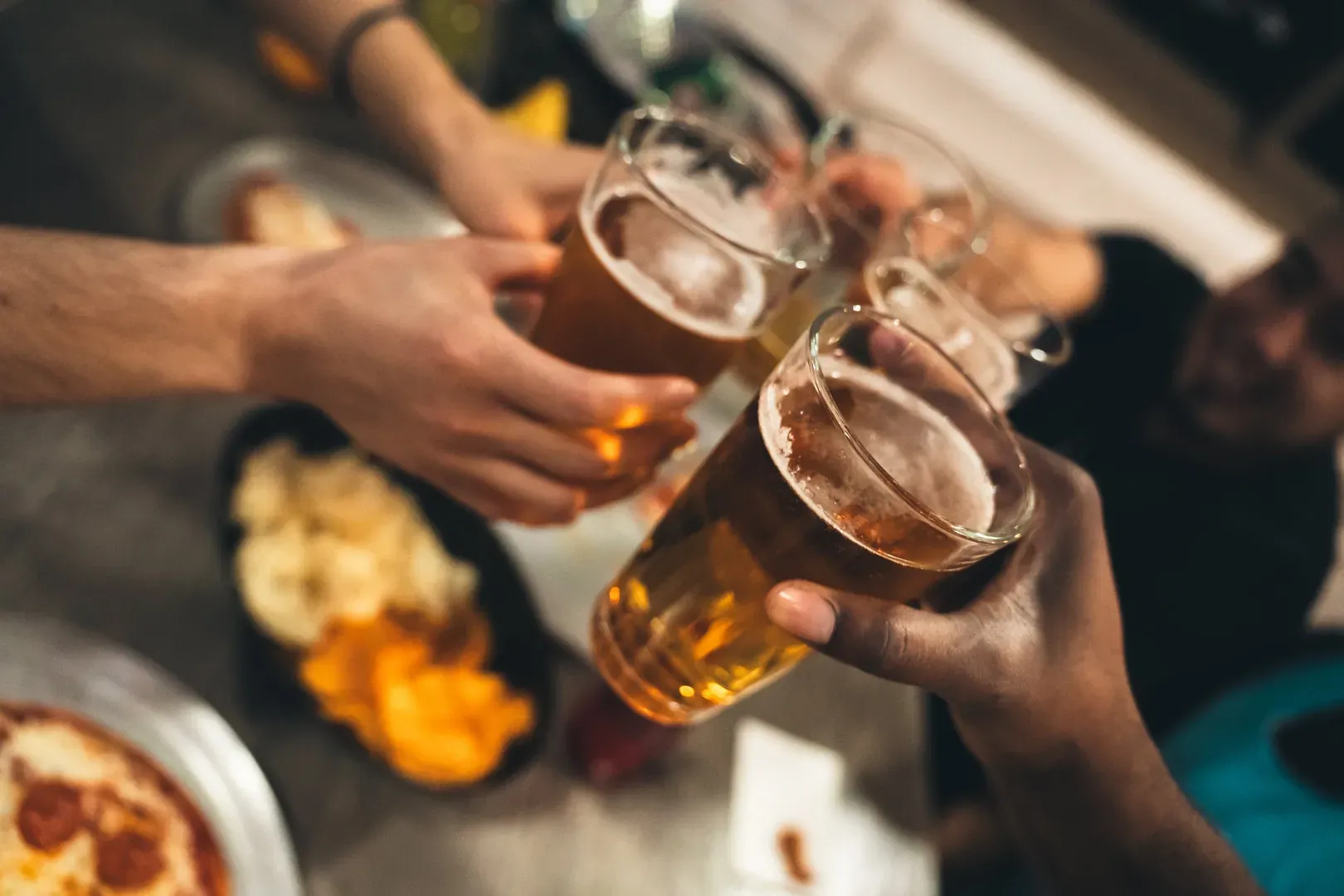 Un bar avec des servers en action