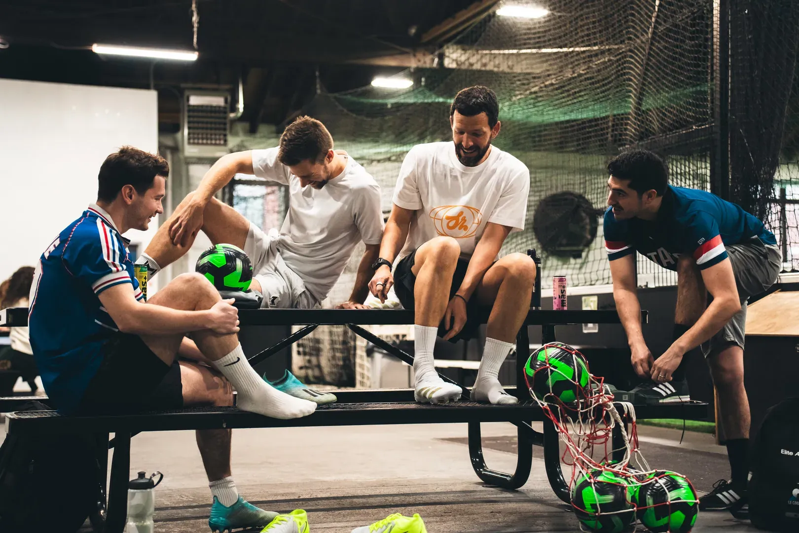 Des amis discutent après une partie de foot