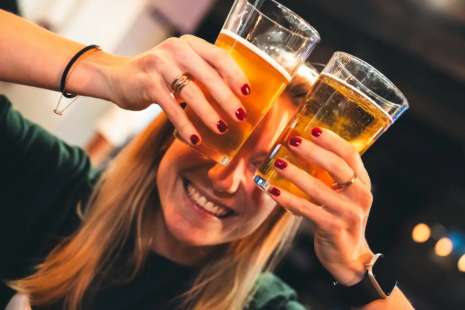 Une femme lève son verre pour l'apéro