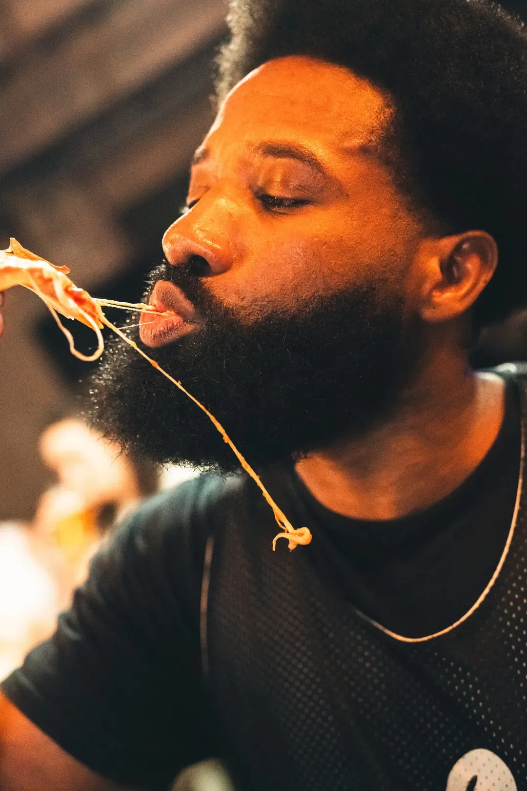 Un homme mange une pizza