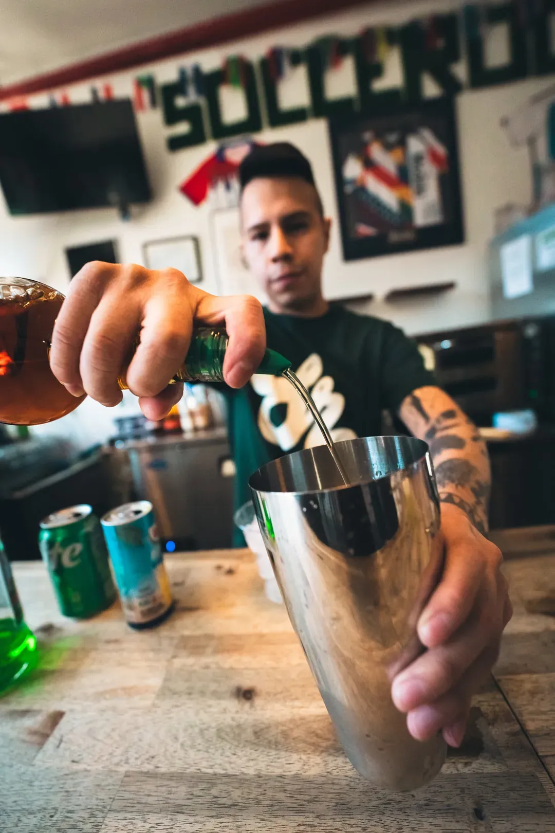 Un barman prépare un cocktail