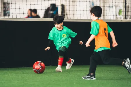 Un enfant qui tire et un autre qui defend